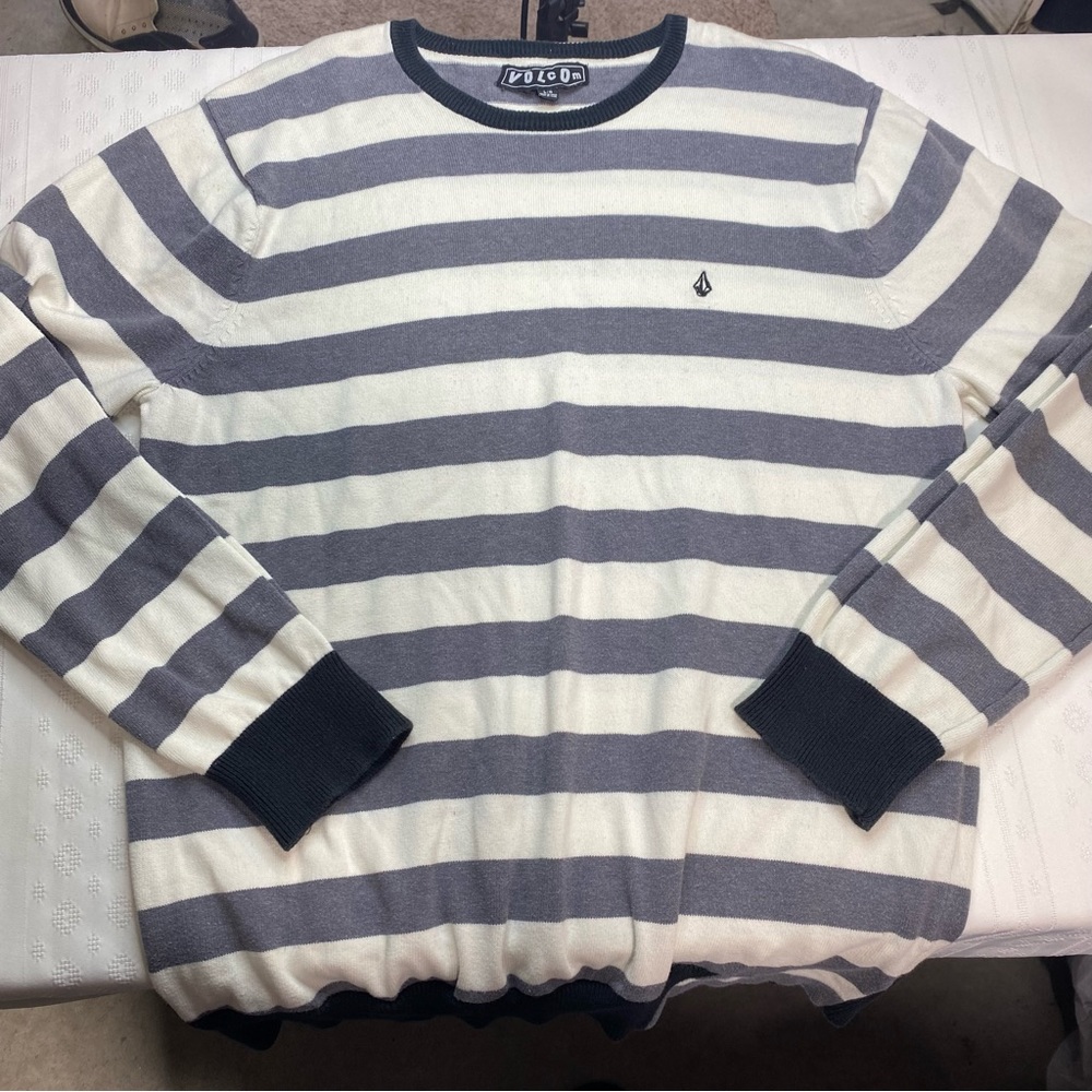 VOLCOM sweater